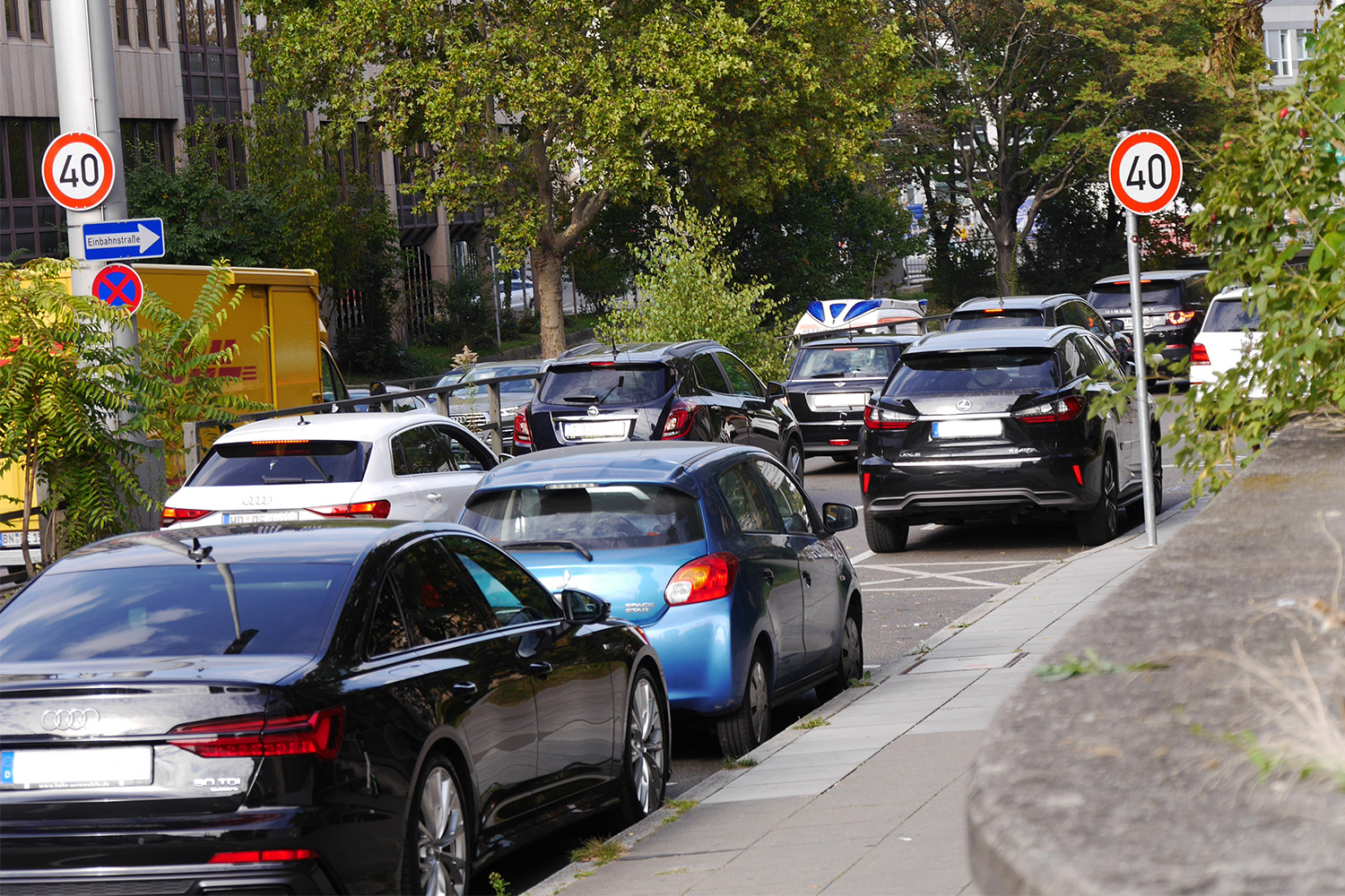 Parkende Autos am Straßenrand
