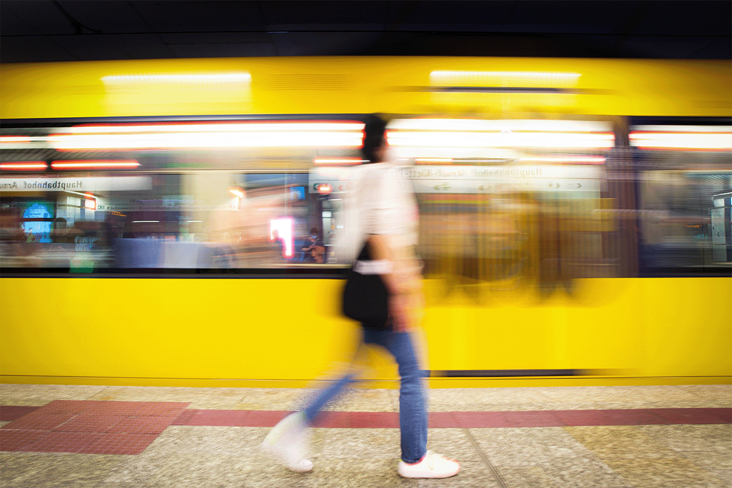 U-Bahn an einer Haltestelle