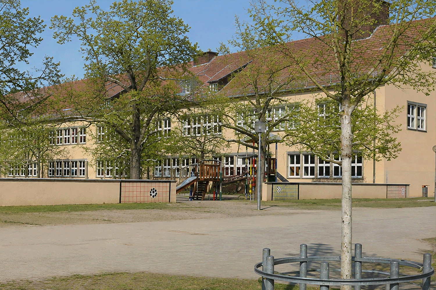 Wolfbuschschule bei Tag