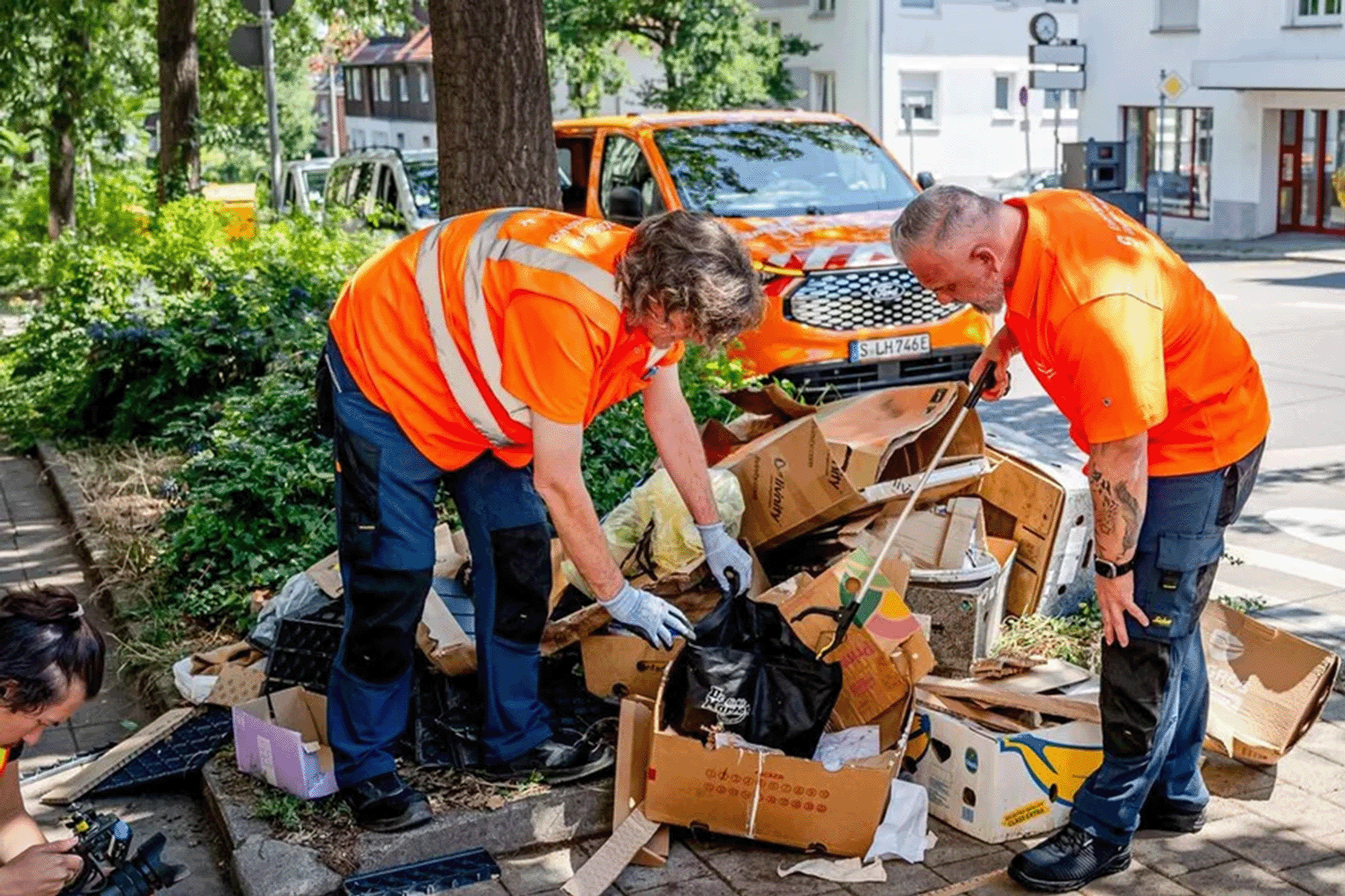 Müllsheriffs begutachten wild abgelegten Sperrmüll